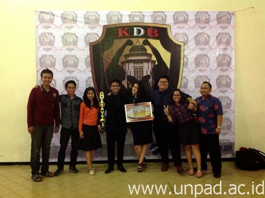 Tim Mahasiswa FH Unpad yang meraih juara 3 Kompetisi Debat Brawijaya IV Malang *