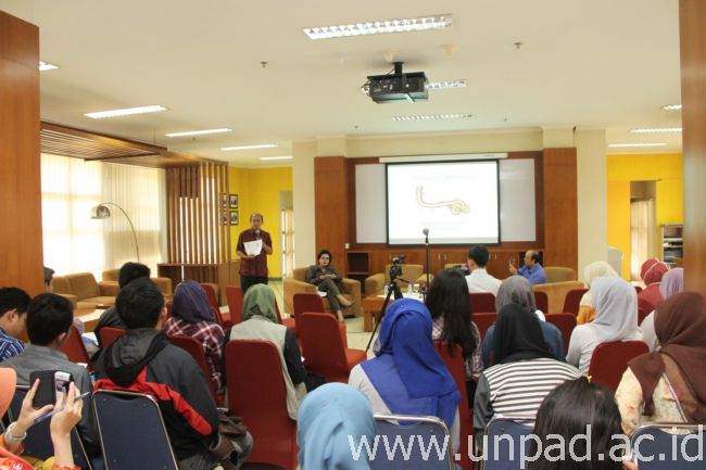 Bachti Alisjahbana, dr. (berdiri) saat menjadi pembicara pada Diskusi Unpad Merespons bertema "Indonesia Waspada Ebola" di Executive Lounge Unpad Jln. Dipati Ukur35 Bandung, Rabu (19/11). 