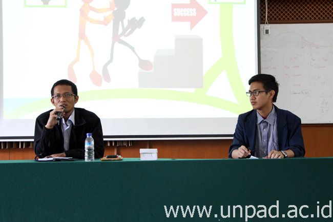 Manajer HR KPBS Pangalengan, Andri Noviandi, S.Pt. (kiri) dan moderator saat mengisi acara Seminar Nasional Keprofesian Peternakan ke-6 bertema “Menatap Peternakan Indonesia menghadapi AFTA 2014” di Kampus Fapet Unpad Jatinangor, Sabtu (8/11). (Foto oleh: Artanti)*