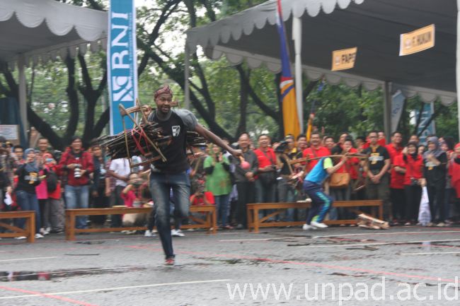 Salah satu mahasiswa asing di Unpad mengikuti lomba "Manggul Suluh" di Ootrad ke-7 Unpad di Unpad Kampus Jln. Dipati Ukur 35 Bandung, Minggu (23/11). (Foto oleh: Tedi Yusup)*