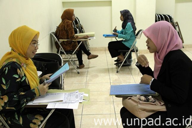 Sesi wawancara sebagai bagian dari proses seleksi calon mahasiswa pascasarjana Unpad (Foto oleh: Tedi Yusup)*