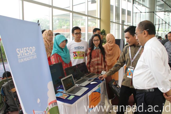 Rektor Unpad, Prof. Ganjar Kurnia (paling kanan) saat meninjau pameran Unpad Motekar 2014 di lobi Gd. Rektorat Unpad Jatinangor, Kamis (1812). (Foto oleh: Tedi Yusup)*