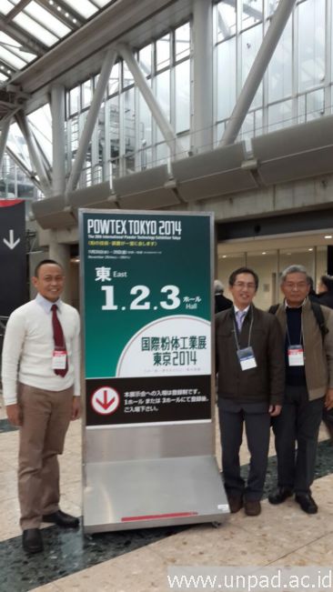 Dr. Eng. I Made Joni, M.Sc (tengah) didampingi Ketua dan Sekretaris LPPM Unpad saat mengikuti pameran Powtex Tokyo 2014 di Tokyo, Jepang, 26 – 28 November 2014 lalu. *