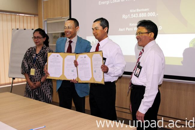 Asri Peni Wulandari, PhD (kiri) didampingi Ketua LPPM Unpad Prof. Wawan Hermawan (kedua dari kiri) saat menandatangani kontrak penelitian dengan Dirut LPDP, Eko Prasetyo, Senin (22/12) di Kantor LPDP Jakarta. *