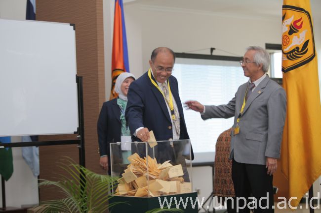 Rektor Unpad, Prof. Ganjar Kurnia, menggunakan hak pilihnya memilih Calon Rektor Unpad periode 2015-2019 pada Sidang Pleno Senat Unpad di Kampus Iwa Koesoemasoemantri, Jln. Dipati Ukur 35 Bandung, Rabu (28/01). (Foto oleh: Tedi Yusup)*