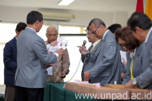 panitia sedang melakukan penghitungan suara