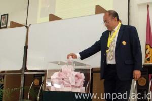 rektor unpad saat ini prof ganjar kurnia memasukan surat   suara ke dalam kotak suara