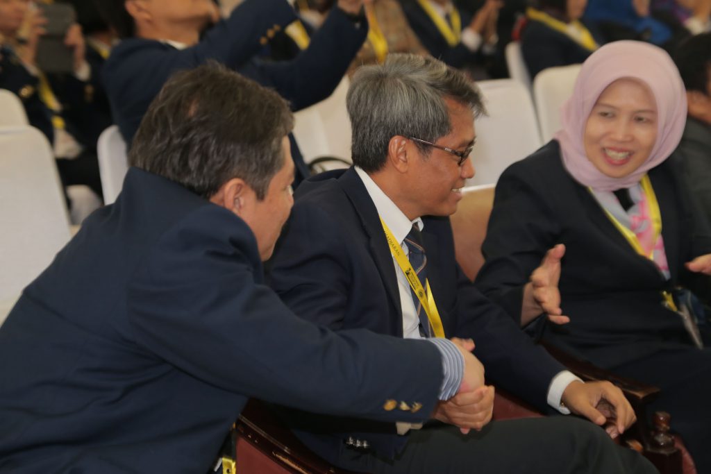Prof. Dr. med. Tri Hanggono Achmad (tengah) mendapat ucapan selamat dari dua calon rektor lainnya, Prof. Dr. Hendarmawan, MSc., dan Prof. Dr. Rina Indiastuti, SE., MSIE., setelah meraih suara terbanyak dalam Pemilihan Rektor Unpad periode 2015-2019 di Unpad Jln. Dipati Ukur 35 Bandung, Kamis (12/02). (Foto oleh: Dadan T.)