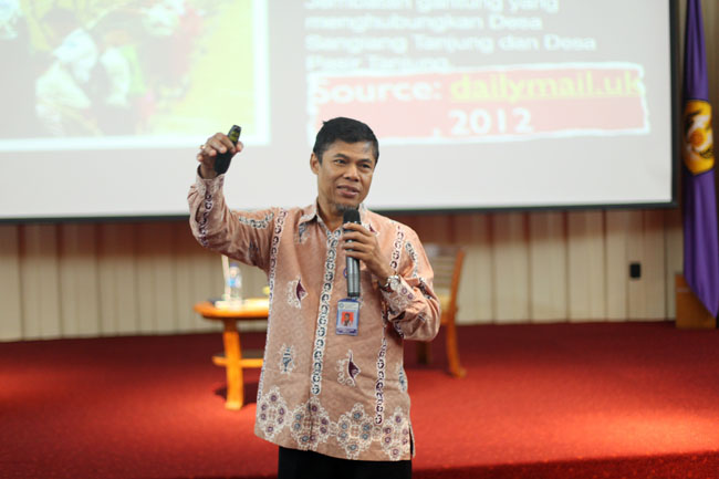 Kepala PPATK, Dr. Muhammad Yusuf, saat memberikan kuliah umum di Bale Sawala Unpad Jatinangor, Rabu (10/03). (Foto oleh: Dadan T.)*