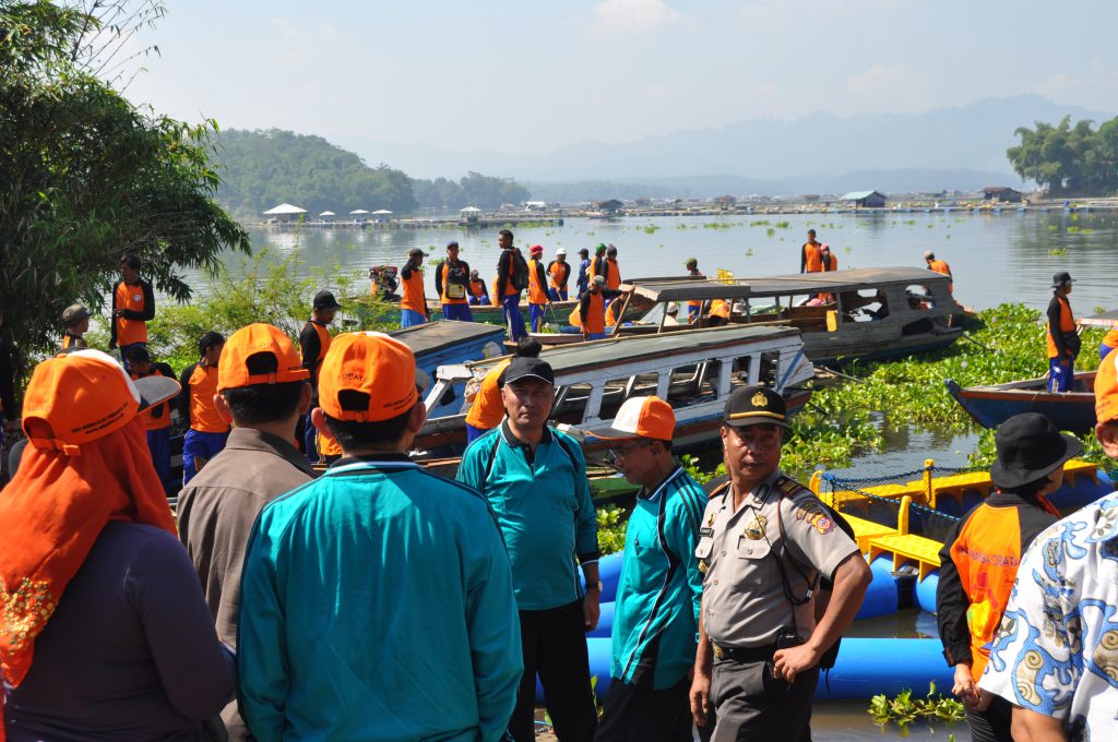 Proses pengangkatan Eceng Gondok dan sampah di Cirata yang melibatkan mahasiswa FPIK Unpad pada  *