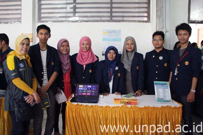 Tim Humas Unpad dan para mahasiswa yang menjaga stan Unpad di UniversityDay 7 SMAN 1 Cibinong Bogor, Sabtu (28/02). (Foto oleh: Artanti)