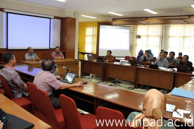 Suasana Temu Konsolidasi Finalisasi Draft Peraturan Pemerintah tentang Statuta Universitas Padjadjaran di Ruang Executive Lounge Unpad, Jalan Dipatiuku No. 35, Bandung, Jumat (6/03). (Foto oleh: Tedi Yusup)*