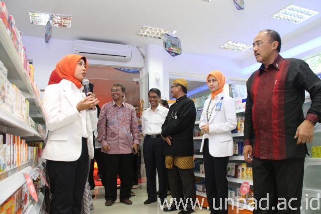 Rektor Unpad, Prof. Ganjar Kurnia, mendengarkan pemaparan tentang Apotek Pendidikan Unpad-Kimia Farma (Foto oleh: Tedi Yusup)*