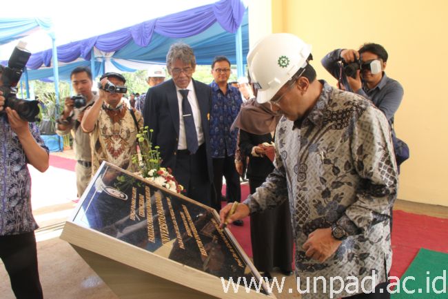 Rektor Unpad menandatangani prasasti peresmian Gedung Dekanat Fakultas Teknik Geologi Unpad di Jatinangor, Selasa (7/04). (Foto oleh: Tedi Yusup)*