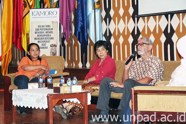 Dr. Kalman A. Muller (kanan) saat menjadi narasumber di seminar “Kamoro, Suku dari Pesisir Selatan Papua” yang diselenggarakan oleh Program Studi Antropologi FISIP Unpad di Bale Santika, Unpad Jatinangor, Selasa (21/04). (Foto oleh: Purnomo Sidik)*