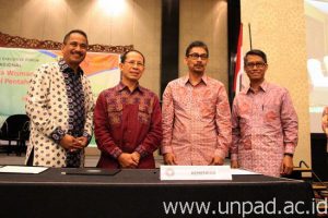 Penandatanganan perjanjian kerja sama antara FIB Unpad dengan Kementerian Pariwisata RI *
