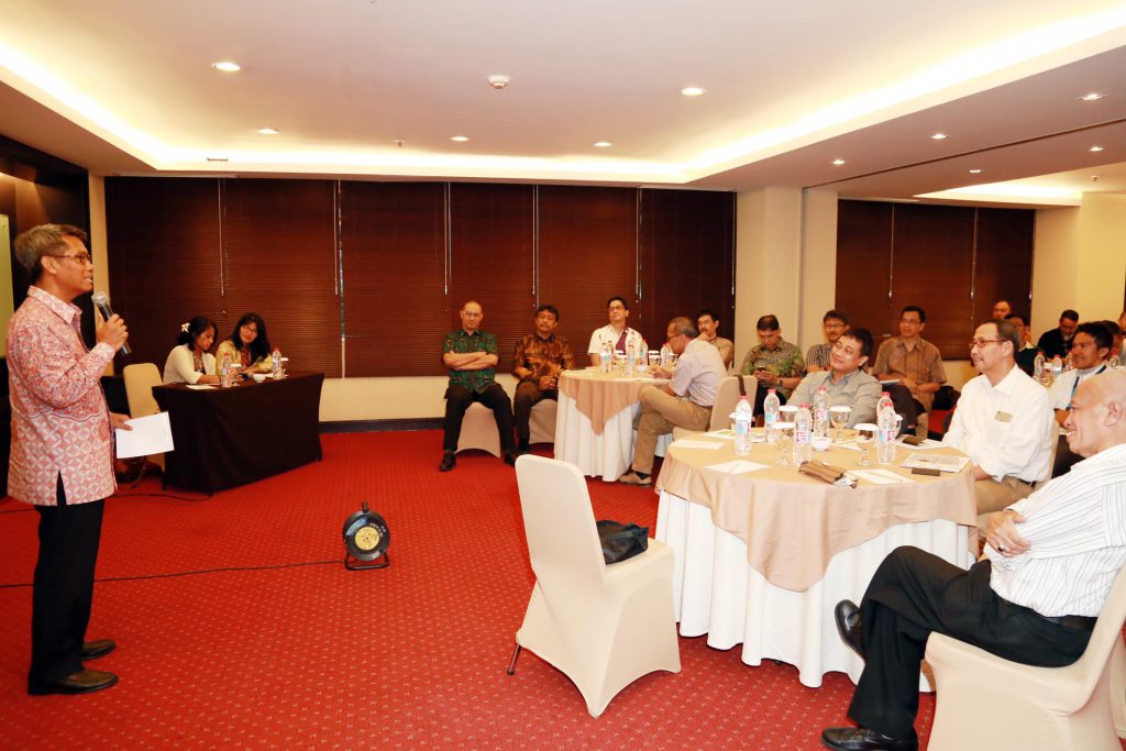 Rektor Unpad, Prof. Tri Hanggono Achmad, saat bertemu dengan perwakilan Kompas Gramedia di Hotel Santika Bandung, Selasa (30/06) kemarin. (Foto oleh: Dadan T.)*