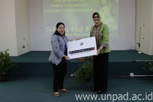 Dekan Fakultas Farmasi Unpad, Dr. Keri Lestari Dandan, S.Si., M.Si., Apt. (kanan) saat secara simbolik meluncurkan program Boarding School di Fakultas Farmasi Unpad Jatinangor, Kamis (29/07) lalu. (Foto oleh: Roni Yanwar / Farmasi)*