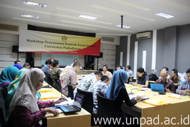 Suasana Pelatihan Penyusunan Kontrak Kerja Sama Tahap II 2015 di Wisma Unpad Jln. Cimandiri No. 14 Bandung, 29-30 Juni 2015 *