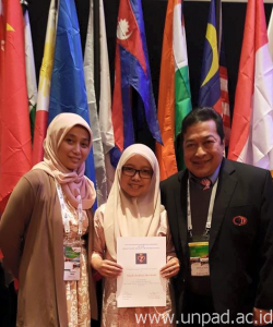 Yulia Sofiatin, dr., SPPD., Yayik Andini Eko Wati, dan *