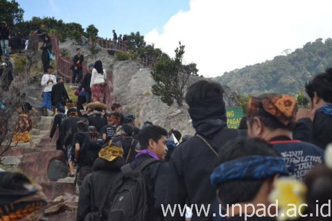 Para peserta upacara adat Ngertakeun Bumi Lamba berjalan menuju puncak Kawah Ratu di Gunung Tangkuban Parahu *