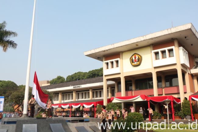 Peringatan HUT Kemerdekaan ke-70 Republik Indonesia di Unpad Jln. Dipati Ukur 35 Bandung, Senin (17/08). (Foto oleh: Tedi Yusup)*