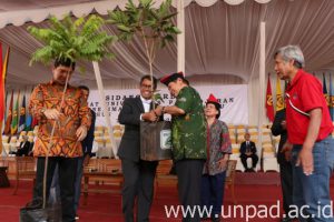Rektor Unpad menerima sumbangan pohon sebanyak 8.242 dari Perhimpunan Mahasiswa Bandung (Foto oleh: Tedi Yusup)*