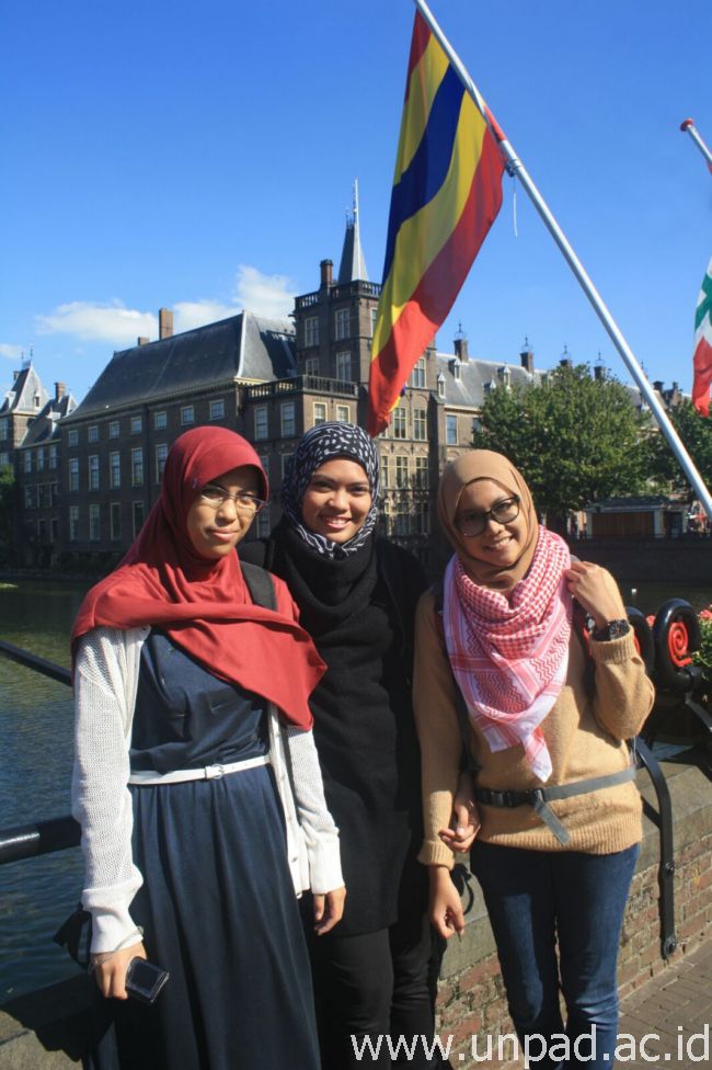 Tiga dari 4 mahasiswa Program Studi Magister Ilmu Lingkungan Unpad yang berangkat mengikuti double degree ke Belanda *