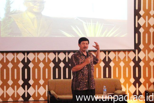 Kepala Lemabaga Pendidikan Perkoperasian (Lapenkop) Jawa Barat, Asep Saep Nurdin, saat berbicara di Grand Opening Koperasi Mahasiswa Unpad 2015 di Bale Santika Unpad Jatinangor, Kamis (3/09). (Foto oleh: Anisa Rachmawati)*