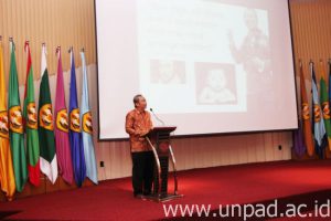 Orasi ilmiah Prof. Dr. Engkus Kuswarno, MS (Foto oleh: Tedi Yusup)*