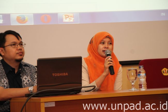 Kasi Pemanfaatan Teknologi Informasi BKN, Rianty Noviasari, S.Kom (kanan) dan Kepala Bidang Informasi Kepegawaian Kanreg III BKN Bandung, Surya Willy, S.Kom., M.Si., saat menyosialisasikan pengisian ePUPNS kepada pegawai Unpad di Auditorium Pascasarjana Fikom Unpad Jatinangor, Selasa (27/10). (Foto oleh: Tedi Yusup)*