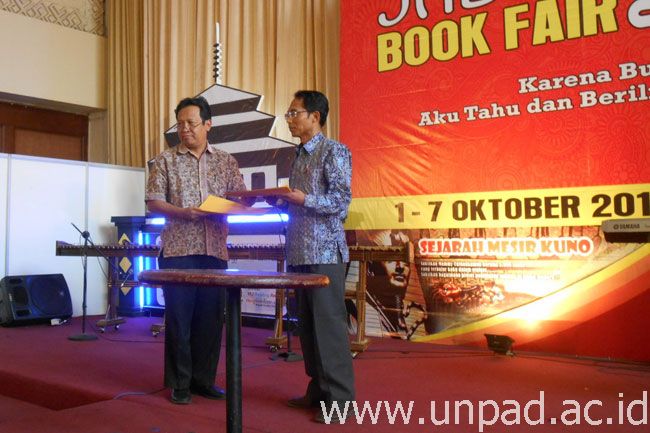 Wakil Ketua II Ikapi Jabar, Drs. Mahpudi, SIK.,MT., dan Manajer Bale Pabukon Unpad, Nunu A. Hamijaya, usai penandatanganan kerja sama antara Unpad dan Ikapi di Gedung Landmark Bandung, Kamis (1/10) *