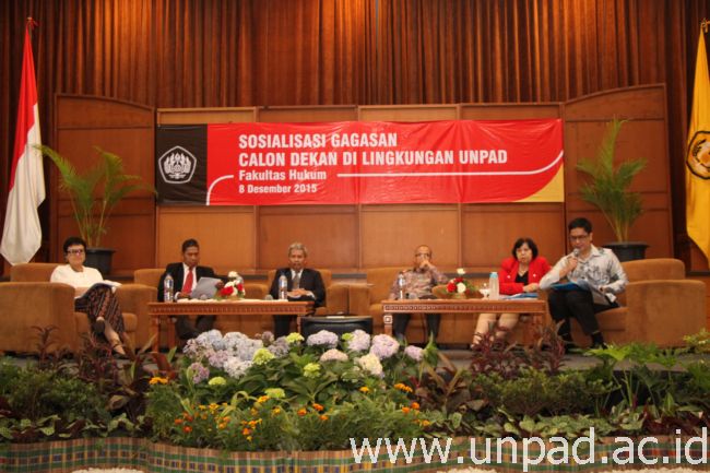 Lima Calon Dekan FH Unpad bersama moderator (Foto oleh: Tedi Yusup)*