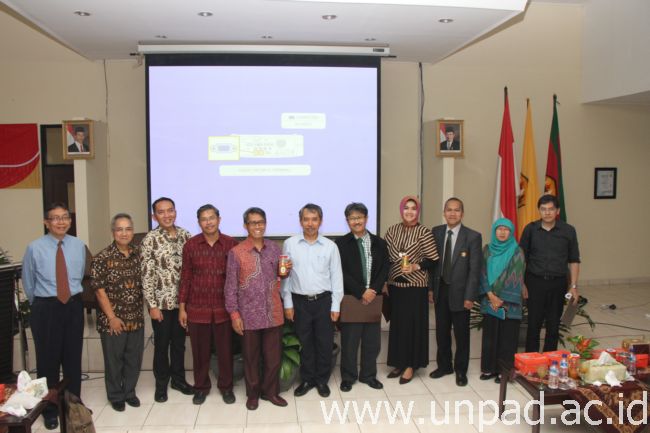 Foto bersama Rektor, Wakil Rektor, (Foto oleh: Tedi Yusup)*