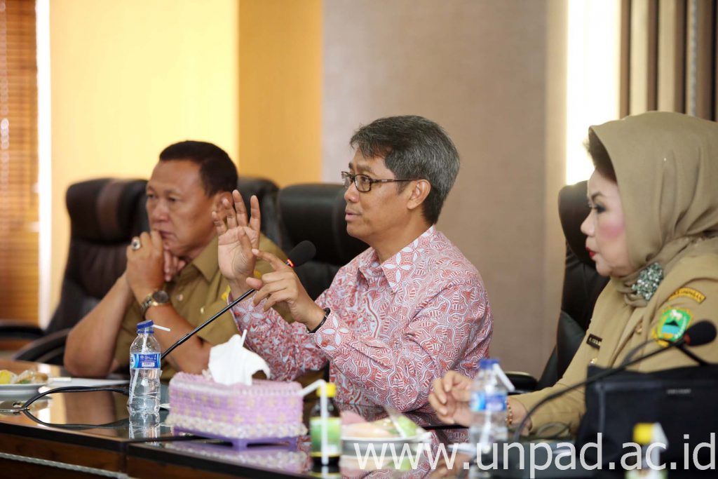 Rektor Unpad, Prof. Tri Hanggono Achmad (kedua dari kiri) dan Bupati Kuningan Hj. Utje CH Suganda (kedua dari kanan) saat berdiskusi di Kantor Bupati Kuningan, Rabu (30/12). (Foto oleh: Dadan T.)*