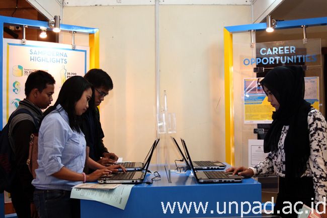 Para pencari kerja sedang memasukkan lamaran di salah satu booth perusahaan peserta Unpad Job Fair 2016 di Grha Sanusi Hardjadinata Unpad Jalan Dipati Ukur No. 35 Bandung, Rabu (24/02). (Foto oleh: Arief Maulana)*