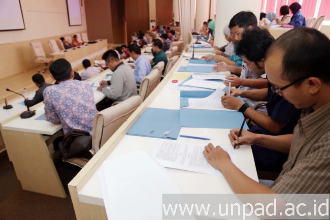 Penandatangan Kontrak Evaluasi Kerja Pegawai Unpad Non PNS di Bale Rucita Gedung Rektorat Unpad Jatinangor, Selasa (9/02). (Foto oleh: Dadan T.)*