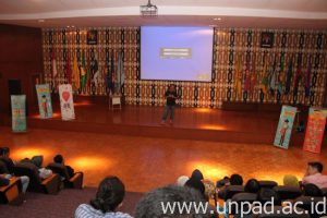 Gustaff H. Iskandar, peneliti agroindustri kopi, saat mengisi Kuliah Pembuka Semester Genap Program Studi Teknologi Industri Pertanian Unpad di Bale Santika Unpad Jatinangor, Senin (15/02). (Foto oleh: Tedi Yusup)*