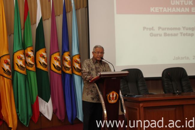 Guru Besar Ekonomi Energi ITB, Prof. Dr. Purnomo Yusgiantoro, M.Sc., Ph.D., saat menjadi keynote speaker pada Seminar “Optimalisasi Pengelolaan Energi Baru Terbarukan untuk Menjamin Ketahanan Energi Nasional” di Bale Sawala Unpad Jatinangor, Senin (29/02). (Foto oleh: Tedi Yusup)*