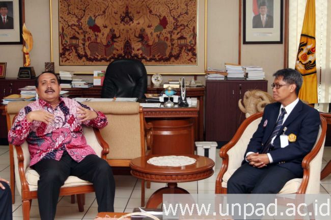 Rektor Unpad, Prof. Tri Hanggono Achmad (kanan) dan Bupati Pangandaran, H. Jeje Wiradinata, saat bertemu di Ruang Rektor Unpad di Bandung, Rabu (16/03). (foto oleh: Dadan T.)*