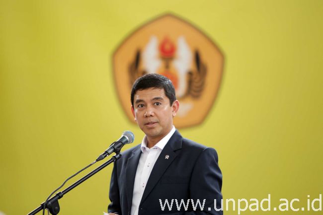 Menteri PANRB yang juga alumni Unpad, Prof. Dr. Yuddy Chrisnandi, SE (Foto oleh: Dadan T.)*