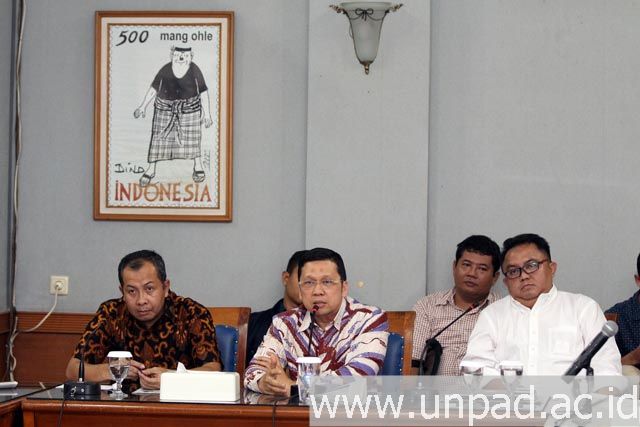 Tiga calon Ketua Umum Ikatan Alumni Universitas Padjadjaran, Hikmat Kurnia (kiri), Doli Kurnia (kanan), hadir dalam dialog publik di Aula Pikiran Rakyat, Jln. Asia Afrika Bandung. Satu calon lainnya, Yuddy Chrisnandi berhalangan hadir dan diwakili oleh (Foto oleh: Dadan T.)*