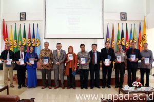 2016_04_20 peluncuran buku Prof Romli dan Dr Kodrat 4   DADAN