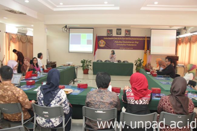Suasana Pelatihan Komunikasi Dokter Gigi dan Pasien untuk Dosen Pemandu Keterampilan Klinik (DPKK) di Rumah Sakit Gigi dan Mulut (RSGM) Fakultas Kedokteran Gigi (FKG) Unpad, Jln. Sekeloa Selatan I Bandung, Jumat (8/04). (Foto oleh: Tedi Yusup)*