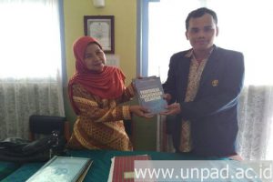 Penyerahan sumbangan buku kemaritiman *