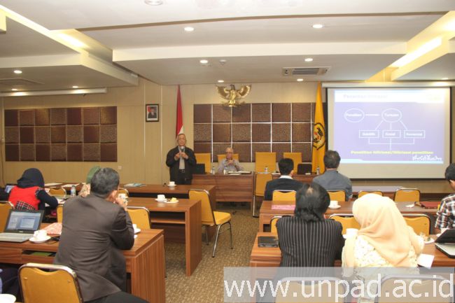 Prof. Dr. Anas Subarnas, MSc., Apt., saat menyampaikan materi pada Seminar Inovasi dan Komersialisasi di Unpad Training Center Jalan Ir. H. Djuanda No. 4, Bandung, Kamis (28/04). (Foto oleh: Tedi Yusup)*