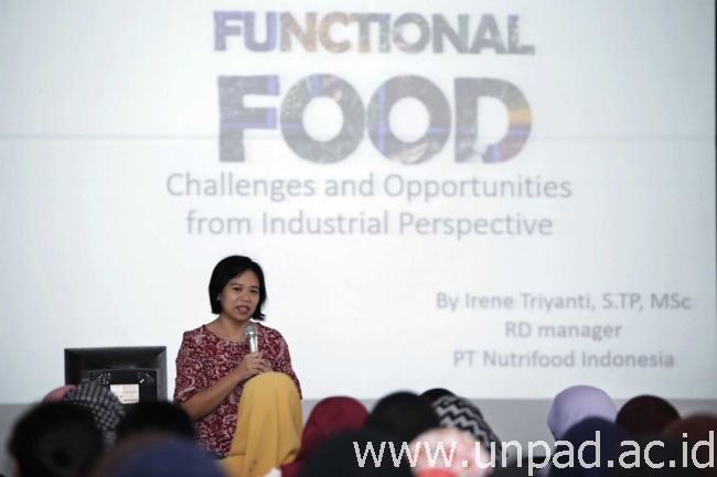 R&D  PT Nutrifood Indonesia, Irene Triyanti, S.TP., saat menyampaikan kuliah umum (Foto oleh: Dadan T.)*