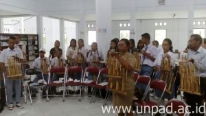 Melatih angklung di Saumlaki Maluku
