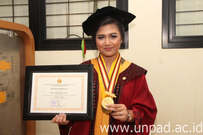 Maria Adriatne Prasetyaningrum, wisudawan terbaik program Sarjana pada Wisuda Unpad Gelombang III Tahun Akademik 2015/2016 (Foto oleh: Tedi Yusup)*