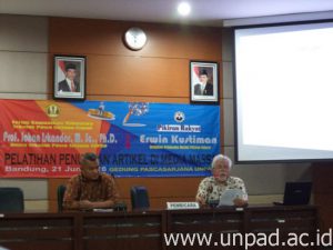 Prof. Johan Iskandar, Msc., PhD (kanan) 